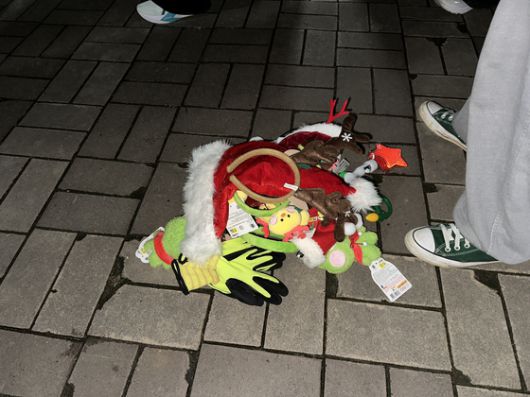 24일 오후 7시 '경찰과 도둑' 참가자들이 지참해온 산타와 루돌프 소품. 한찬우 기자