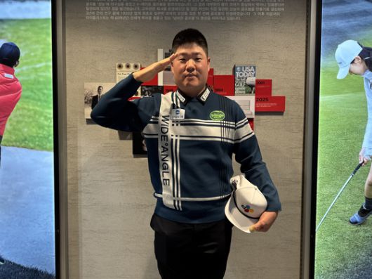 최근 기초군사훈련을 마친 임성재가 경례 자세를 취하고 있다. 이날 임성재는 최근 불거진 LIV 골프 이적설을 일축했다. 고봉준 기자