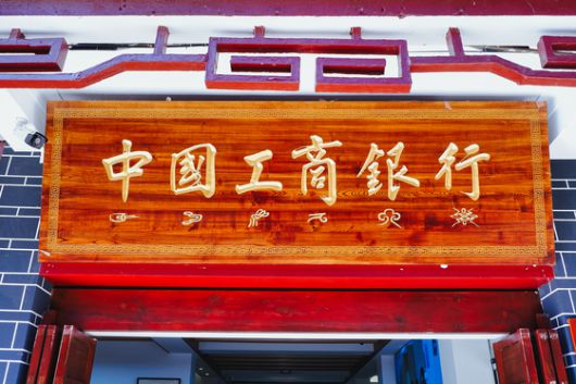 동파문은 나시족의 고유 문자로, 전 세계에서 유일하게 현재까지 사용되는 상형문자 체계다.