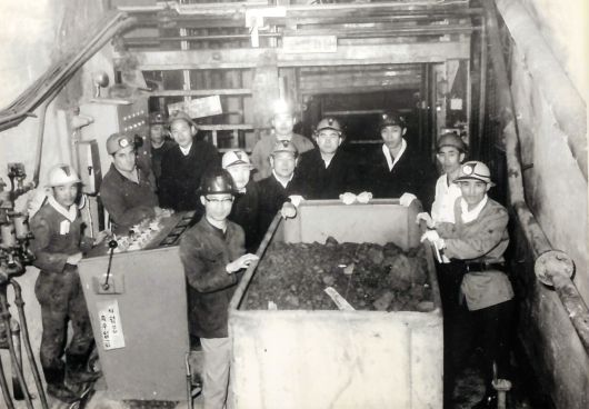 1960년대 박태준(오른쪽 넷째) 대한중석 사장 시절의 텅스텐은 대한민국 수출의 60%를 책임지는 효자 품목이었다.