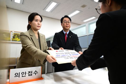 곽규택 국민의힘 원내수석대변인(오른쪽)과 이주영 개혁신당 정책위의장이 지난 23일 서울 여의도 국회 의안과에 ‘통일교와 정치권 인사 간 불법 금품수수 및 유착 의혹 진상규명 특검법’을 제출하고 있다. 뉴스1