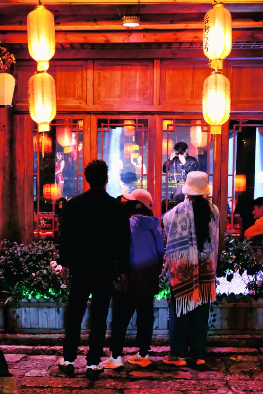 리장고성의 또 다른 얼굴은 ‘헌팅클럽’을 방불케 하는 밤 문화다.