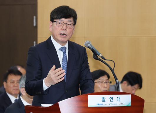 박선순 다원시스 대표가 21일 한국철도공사(코레일) 대전본사에서 열린 국회 국토교통위원회의 한국철도공사, 국가철도공단, (주)에스알(SR) 등에 대한 국정감사에서 위원 질의에 답변하고 있다. 뉴스1