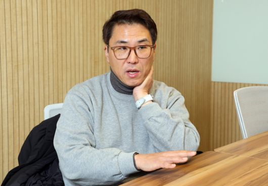 1년 전 무안 제주항공 여객기 참사로 어머니(故 강성인씨)와 아버지(故 한찬섭씨)를 잃은 한상연(47)씨가 23일 오후 서울 성수동에서 중앙일보와 인터뷰하고 있다. 강정현 기자