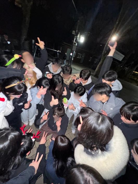 24일 오후 7시 용산구 효창공원에서 참가자들은 산타와 루돌프 소품을 하고 '경찰과 도둑'을 즐기고 있다. 한찬우 기자