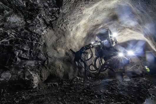 상동광산은 폭약과 굴착기로 가로·세로 5m 크기의 갱도를 뚫은 뒤, 벽면에 콘크리트를 타설해 내부를 안전하게 보강한다. 김정훈 기자