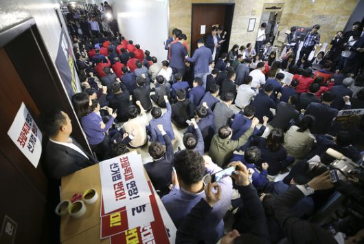 지난 2019년 4월, 자유한국당 의원들이 서울 여의도 국회 행정안전위원회를 점거하며 구호를 외치고 있다. 김경록 기자