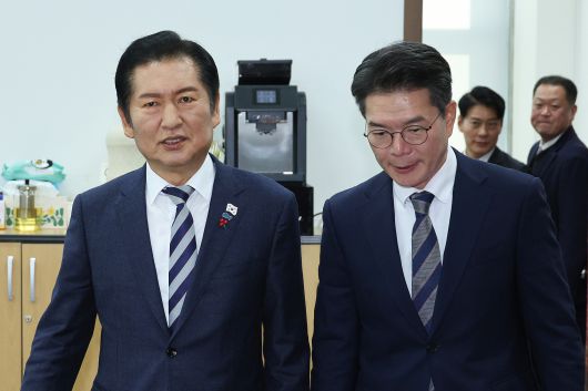 정청래 더불어민주당 대표가 지난 18일 서울 여의도 국회에서 정원오 성동구청장과 면담을 마친 후 당대표실을 나서고 있다. 뉴스1