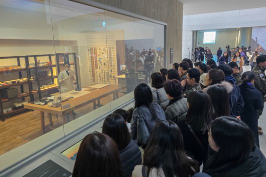 대구간송미술관을 찾은 관람객들이 ‘보이는 수리복원실’에서 수리복원 전문학예사와 질의응답하고 있다. 사진 대구간송미술관