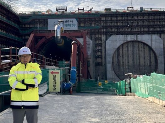 황우주 한국도로공사 김포파주건설사업단 팀장이 김포~파주 한강 하저터널 입구에서 잠시 휴식을 취하고 있다. 터널 좌측은 파주행 상행선, 우측은 김포행 하행선인데 TBM은 지난 19일 현재 상행선 뚫고 들어가 190m가량을 남기고 있다. [사진 황우주]