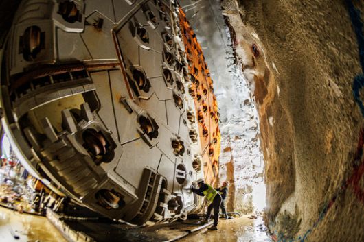 KTX 평택~오송 2복선화 5공구 공사에 투입된 TBM(Tunnel Boring Machine). 운행 중인 기존 고속철로 바로 옆을 끼고 터널을 뚫기에 진동이 적고 소음을 최소화한 TBM 공법을 적용하고 있다. 김정훈 기자