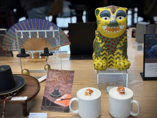 K-콘텐트 흥행과 더불어 인기를 끄는 호랑이, 일월오봉도, 갓 등 전통 문양을 주제로 한 굿즈들. 이소진 기자