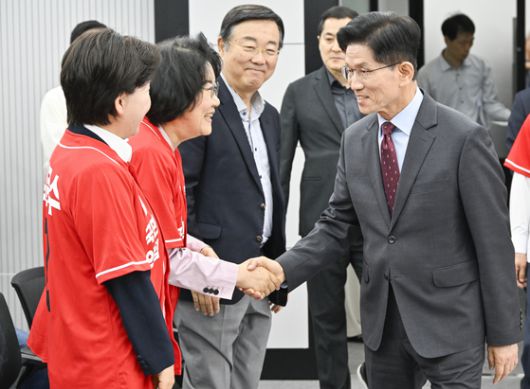 (김문수 국민의힘 대통령 후보가 지난 5월 18일 서울 여의도 국민의힘 중앙당사에서 '경제를 판갈이 합니다! 새롭게 대한민국' 경제 공약 발표를 위해 입장하며 이혜훈 전 의원과 악수하고 있다.뉴스1