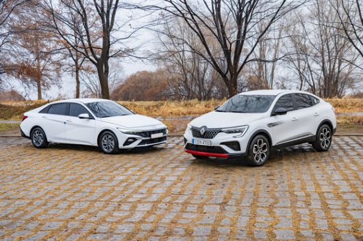 현대 아반떼(왼쪽)와 르노 아르카나.