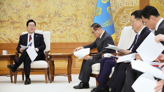 29일 청와대에서 근무자들이 봉황기를 게양하고 있다. 봉황기는 우리나라 국가수반의 상징으로, 대통령의 주 집무실이 있는 곳에 상시 게양된다.   이재명 대통령은 이날 오전 청와대 집무실로 출근하며, 대통령의 청와대 복귀는 2022년 5월 이후 3년 7개월 만이다. 연합뉴스