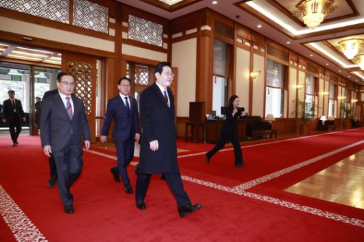 이재명 대통령이 29일 대통령실 이전 작업이 마무리된 청와대 본관으로 첫 출근하고 있다. 연합뉴스