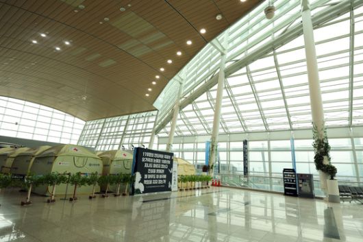 12·29 제주항공 여객기 참사 1주기를 사흘 앞둔 지난 26일 전남 무안국제공항 사고 현장 인근 철조망에서 희생자들을 추모하는 하늘색 리본이 나부끼고 있다. 황희규 기자