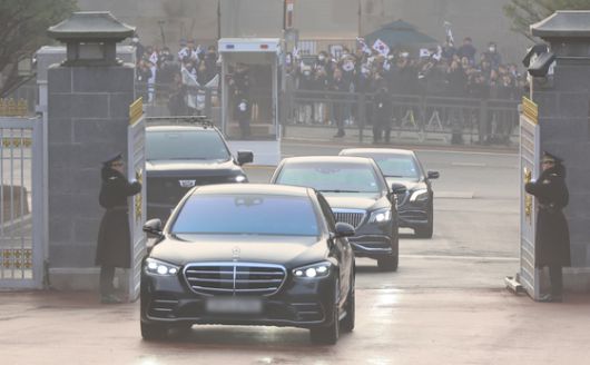 이재명 대통령이 29일 오전 청와대로 출근해 본관에서 참모들과 함께 아침 차담회를 하고 있다. 전민규 기자