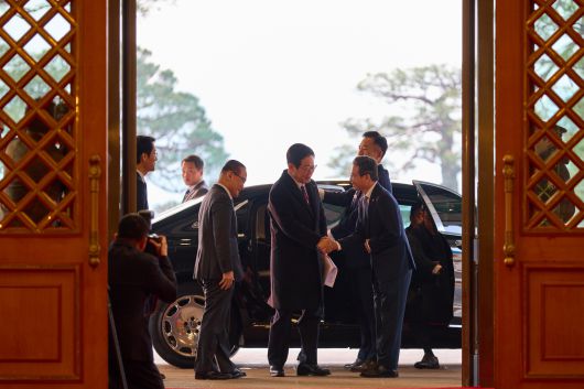 이재명 대통령이 29일 청와대에서 공식 근무를 시작했다. 이 대통령이 이날 오전 청와대 본관에 도착해 차에서 내려 위성락 안보실장, 김용범 정책실장 등과 입장하고 있다. 연합뉴스