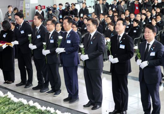 29일 오전 전남 무안국제공항에서 열린 12ㆍ29 제주항공 여객기 참사 1주기 추모식에서 우원식 국회의장이 추모사를 하고 있다. 연합뉴스