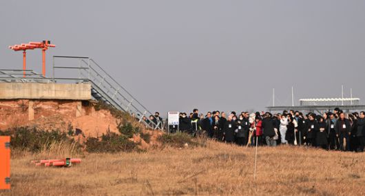 12·29 제주항공 여객기 참사 1주기인 29일 유족들이 무안국제공항 참사 현장을 방문한 가운데 참사를 키운 원인으로 지목된 로컬라이저 둔덕 앞에 국화가 놓여있다. 연합뉴스