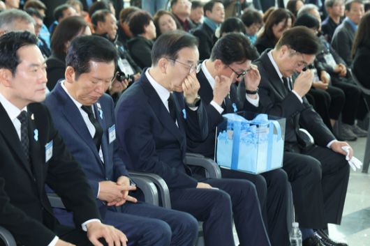 (무안=뉴스1) 김태성 기자 = 정청래 더불어민주당 대표가 29일 오전 전남 무안군 승달문화예술회관에서 열린 현장 최고위원회의에서 모두 발언을 하고 있다. 2025.12.29/뉴스1