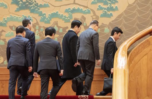 빨강과 파랑이 배색된 넥타이 차림의 이재명 대통령이 청와대로 첫 출근한 29일 참모진과 차담을 하고 있다. 연합뉴스