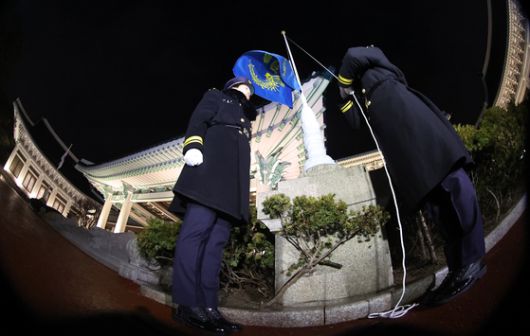 이재명 대통령이 청와대에서 집무를 시작하는 29일 이 대통령이 탄 차량이 청와대 본관으로 향하고 있다. 대통령의 청와대 복귀는 2022년 5월 이후 3년 7개월 만이다. 뉴시스