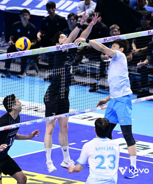 기습적인 페인트 공격으로 상대 허를 찌르는 한선수(오른쪽). [사진 KOVO]