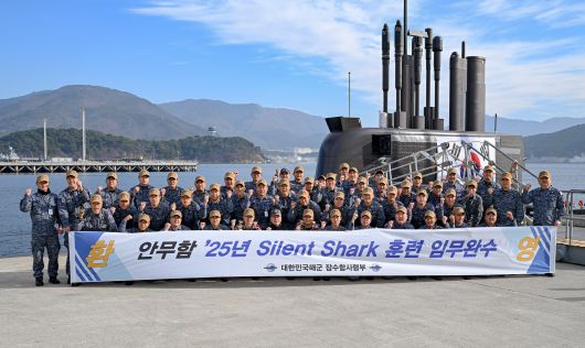 30일 사일런트 샤크 훈련을 마치고 복귀한 안무함 승조원들이 기념촬영을 하고 있다. 사진 해군