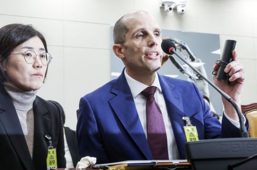 30일 국회에서 열린 '쿠팡 침해사고 및 개인정보 유출, 불공정 거래, 노동환경 실태 파악과 재발방지 대책 마련을 위한 청문회'에 출석한 해롤드 로저스 쿠팡 임시대표가 의원 질의에 답변하고 있다. 김성룡 기자