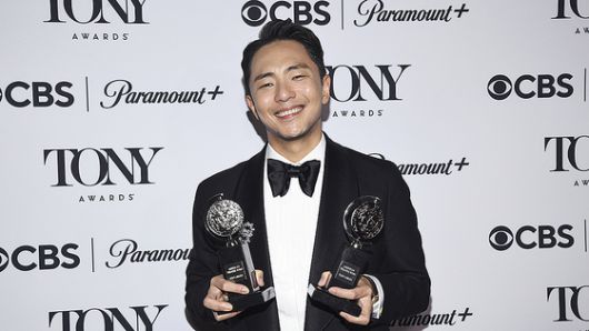 미국 뉴욕 브로드웨이 벨라스코 극장에서 ‘어쩌면 해피 엔딩’을 보기 위해 몰린 관객들 모습과 현지 공연 장면. 이 작품으로 박천휴 작가는 토니상 쾌거를 이뤘다. [중앙포토·뉴스1·AP=연합뉴스]