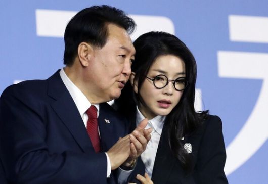 2023년 10월 전국체전 개막식에 참석한 당시 윤석열 대통령과 부인 김건희씨가 대화하는 모습. [연합뉴스]