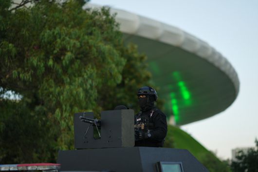 아크론 스타디움 외곽을 경비하는 멕시코 연방경찰 병력. AP=연합뉴스