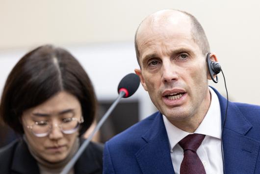 을지로위원회 쿠팡 본사 항의 방문    (서울=연합뉴스) 이진욱 기자 = 민병덕, 이훈기, 김영배, 오세희, 박홍배 등 더불어민주당 을지로위원회 의원들이 24일 서울 송파구 쿠팡 본사를 항의 방문하고 있다. 2025.12.24  cityboy@yna.co.kr (끝)  〈저작권자(c) 연합뉴스, 무단 전재-재배포, AI 학습 및 활용 금지〉