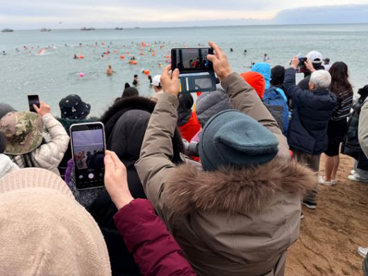 2026 제27회 서귀포 겨울바다 국제펭귄수영대회에 참가한 중국인 피터주. 최충일 기자