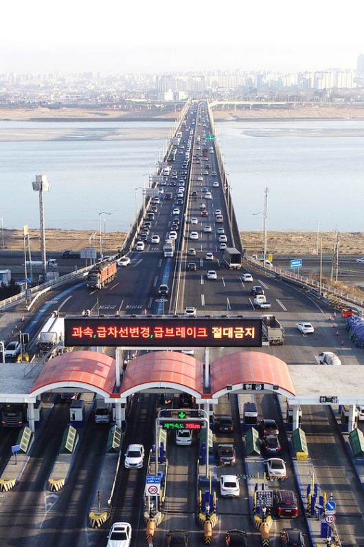 한강 다리 중 유일하게 통행료를 내야하는 일산대교의 출근시간대 모습. 사진 김포시