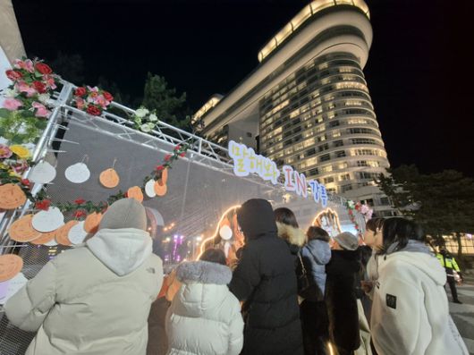 2026년 병오년 첫 날인 1일 오전 속초해수욕장에는 4만명이 넘는 해맞이객들이 모여 수평선 위로 선명하게 솟아오르는 붉은 해를 바라보며 붉은 말의 해 시작을 함께했다. [사진 속초시]