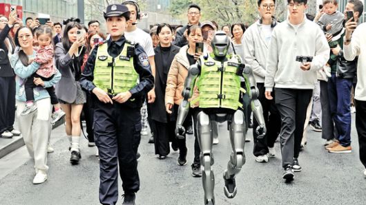 지난해 12월 19일 중국 선전시 산업용 휴머노이드 업체 유비테크 전시관에서 산업용 휴머노이드 워커S2가 스스로 배터리를 교체하고 있다. 신경진 특파원