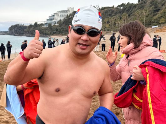 1일 낮 12시 제27회 서귀포 겨울바다 국제펭귄수영대회 참가자들이 중문색달해수욕장의 겨울 바닷물에 뛰어들기 전 출발선에서 대기하고 있다. 최충일 기자