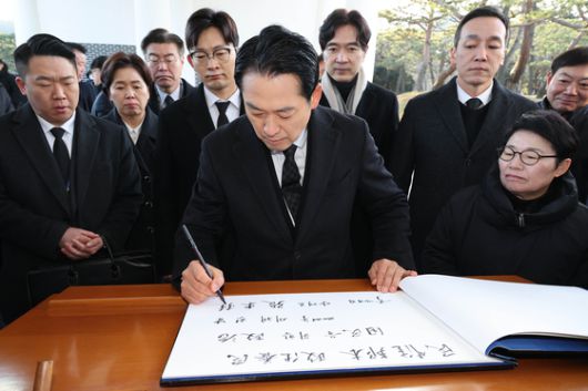 정청래 더불어민주당 대표가 1일 서울 동작구 국립서울현충원을 방문해 현충탑에 분향하고 있다. 임현동 기자