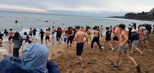 1일 낮 12시 제27회 서귀포 겨울바다 국제펭귄수영대회에 참가한 '서귀포칠십리' 수영 동호인들이 기념 사진을 찍고 있다. 최충일 기자 최충일 기자