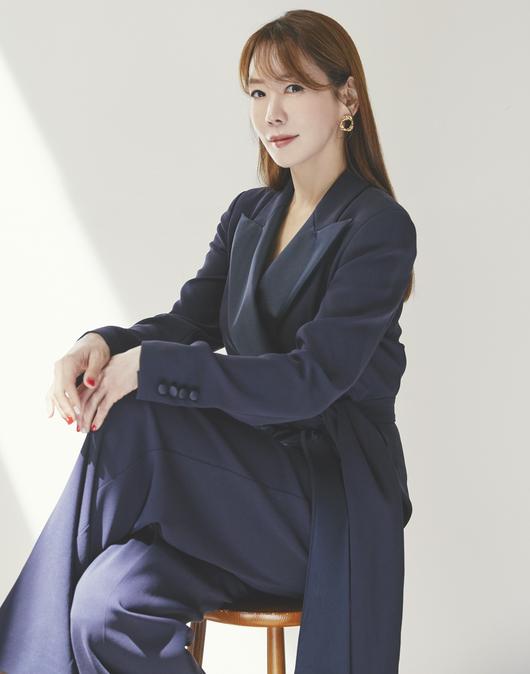 남편 외도에 맞서 납치 자작극을 주동하거나, 독한 것에 더한 것으로 맞서는 전후후무한 캐릭터르 연기했지만 현실 결혼생활은 아직도 달달하다. 제공ㅣ뿌리깊은나무들