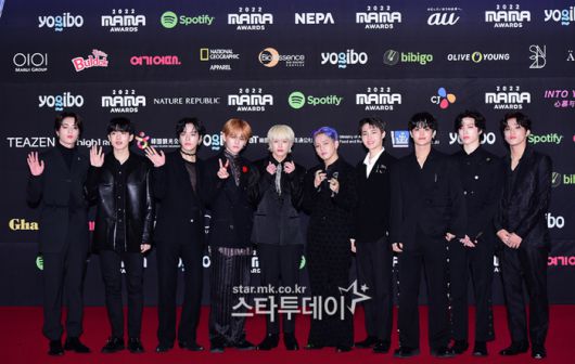 그룹 트레저가 포즈를 취하고 있다.