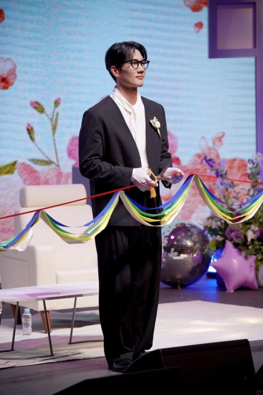 팬미팅이 종료된 뒤 약 2천명의 팬들을 모두 직접 배웅했다.