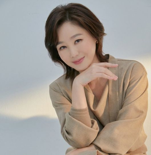 김성령은 “저에 대한 반응을 찾아봤는데, 연기에 대한 것보다 90%가 ‘예쁘다’ ‘안 늙는다’는 반응들이더라”고 웃었다. 사진 ㅣFN 엔터테인먼트