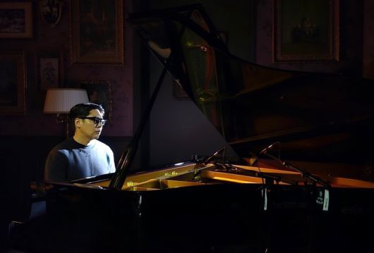 가수 정준일이 마지막 앙코르 곡인 ‘오버 더 레인보우’를 연주하고 있다. 사진ㅣOOAS