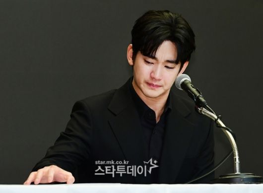 김수현이 故김새론과 둘러싼 의혹들에 대해 기자회견을 통해 해명하고 있다. 사진ㅣ스타투데이DB