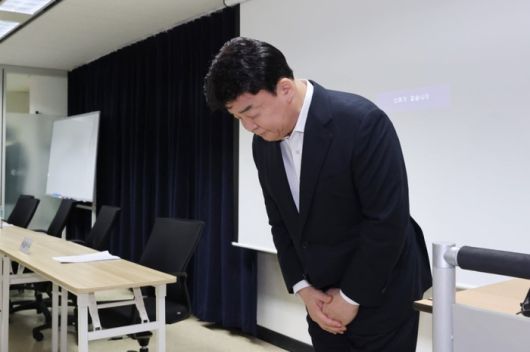백종원 더본코리아 대표가 정기 주주총회에서 사과하고 있다. 사진ㅣ연합뉴스