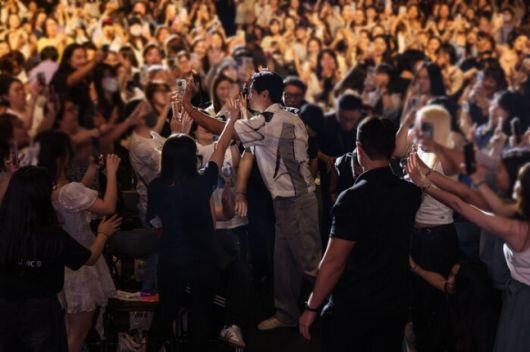 주지훈은 퇴장하는 모든 팬들에게 직접 인사를 건네며 마지막까지 팬들에게 감동을 안겼다.